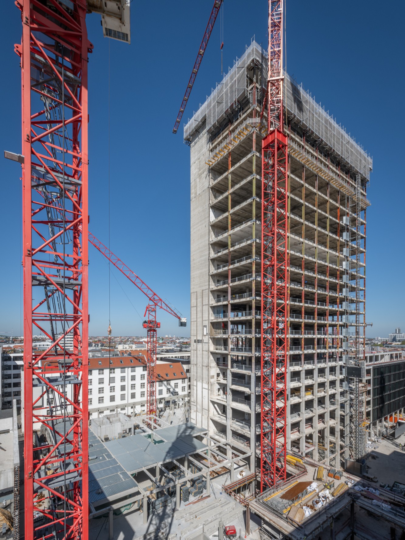 Baumaßnahmen im Zeitplan: FÜRST hebt Hochhaus an!